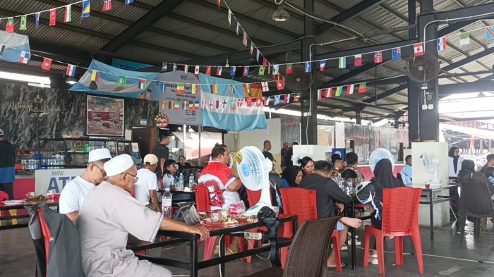Ratusan fans tim nasional (Timnas) Argentina tumpah ruah di Pasar Bersehati