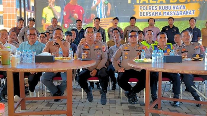 NONTON BARENG - Polres Kubu Raya menggelar nonton bareng (nobar) laga sengit antara Argentina melawan Aljazair bersama Mitra Jurnalistik Kubu Raya, Rabu 17 Juni 2026. Pertandingan yang berakhir dengan kemenangan telak Argentina 3-0 tersebut menjadi momentum penting dalam mencairkan sekat komunikasi antara aparat penegak hukum dan kuli tinta.