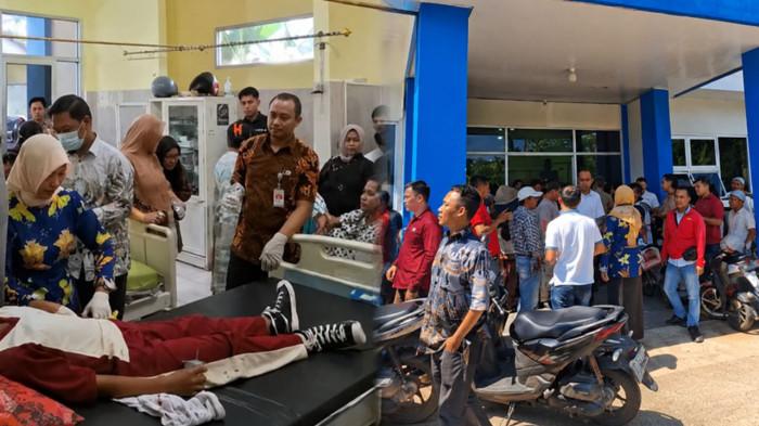 KERACUNAN MASSAL - Sejumlah siswa, guru, dan warga berada di UPT Puskesmas Kelobak Kepahiang, Kamis (4/6/2026). Jumlah korban dugaan keracunan usai konsumsi MBG di Kepahiang bertambah menjadi 16 orang.