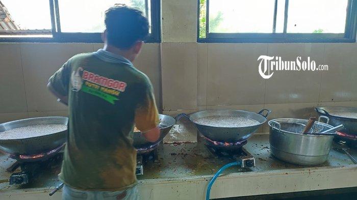 UMKM SOLO RAYA - Proses penggorengan Bramgor Putri Mangu di Madegondo, Grogol, Sukoharjo, pada Jumat (1/5/2026). Begini perjalanan inspiratif Bramgor Putri Mangu hingga bisa tembus pasar dunia.