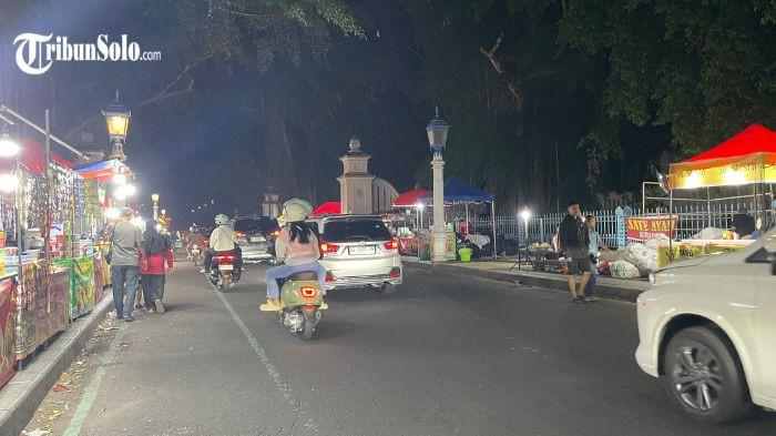 JELANG KIRAB - Menjelang pelaksanaan Kirab Malam Satu Suro yang digelar Keraton Kasunanan Surakarta, kawasan Gapura Gladak di Jalan Pakubuwono, Kecamatan Pasar Kliwon, Kota Surakarta mulai dipadati pedagang kaki lima pada Selasa (16/6/2026). Kawasan Gladak menjadi salah satu titik favorit karena berada di pintu masuk sekaligus rute utama kirab yang digelar Keraton Kasunanan Surakarta setiap tahun.