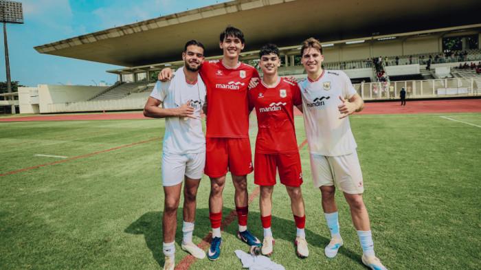 CALON NATURALISASI - Dua pemain calon naturalisasi Timnas Indonesia, Mitchell Baker (dia dari kiri) dan Luke Vickery (paling kanan) berfoto bersama Jens Raven dan Mathew Baker dalam pemusatan latihan (TC) jelang Piala AFF 2026.