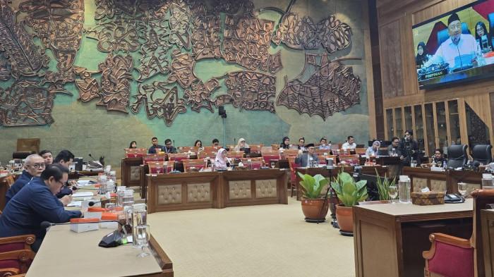 PEMAIN NATURALISASI - Komisi X DPR RI menggelar rapat kerja bersama Menpora Erick Thohir dan PSSI terkait permohonan naturalisasi Luke Vickery dan Mitchell Baker di Kompleks Parlemen, Jakarta, Senin (15/6/2026). Hasilnya, DPR menyetujui proses naturalisasi dua pemain keturunan tersebut untuk memperkuat Timnas Indonesia.