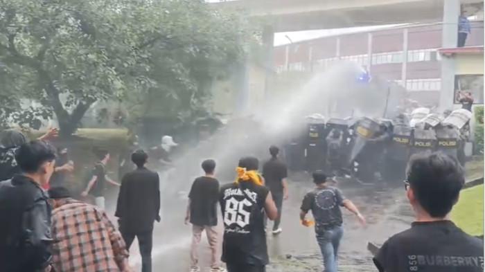 DEMO: Unjuk rasa berbagai organisasi mahasiswa di depan kantor DPRD Sulut, Rabu (17/6/2026). Suasana jadi rusuh.