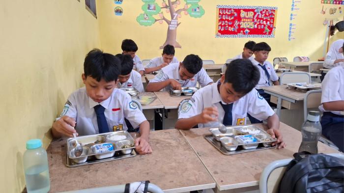 MENU MBG - Siswa SMP N 1 Tamansari, Kabupaten Bogor sedang menyantap Makan Bergizi Gratis (MBG) pada Selasa (16/12/2025).