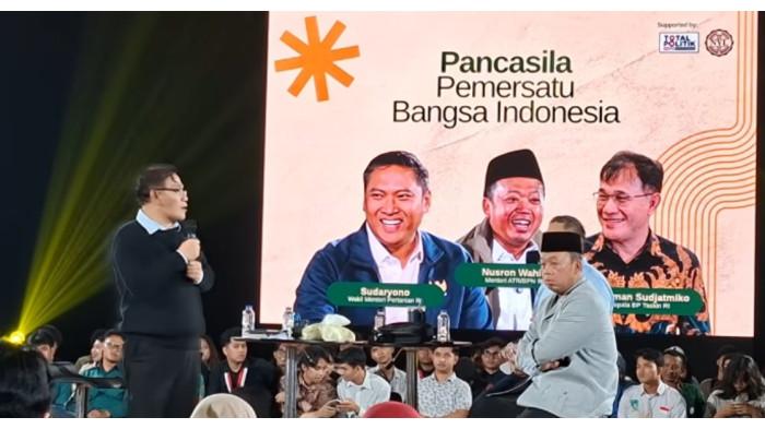 DISKUSI - Wakil Menteri Pertanian Sudaryono, Menteri ATR/BPN Nusron Wahid, dan Kepala Badan Percepatan Pengentasan Kemiskinan Budiman Sudjatmiko menghadiri diskusi di Gelanggang Inovasi dan Kreativitas (GIK) Universitas Gadjah Mada (UGM), Yogyakarta, yang berujung ricuh, Senin, (15/6/2026).