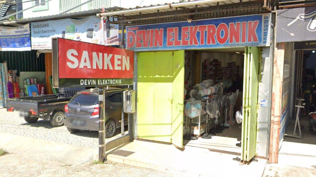 Foto Toko Devin Elektronik di Jl. Diponegoro, Karema, Kecamatan Mamuju, Kabupaten Mamuju, Sulawesi Barat 91512, yang diambil Google Maps pada Agustus 2025.