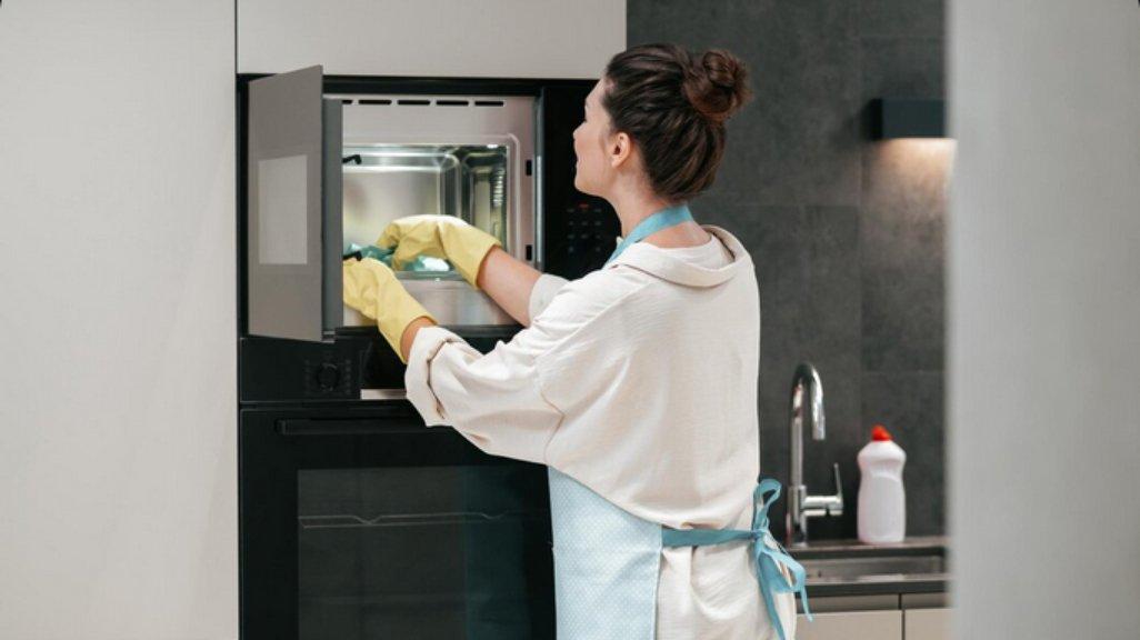 Ilustrasi membersihkan piringan microwave.