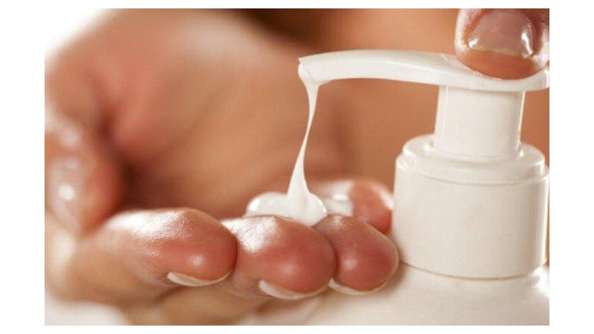 Ilustrasi tips menggunakan lotion dalam jumlah yang tepat agar mudah meresap dan tidak lengket
