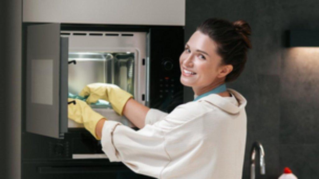 Ilustrasi membersihkan microwave.