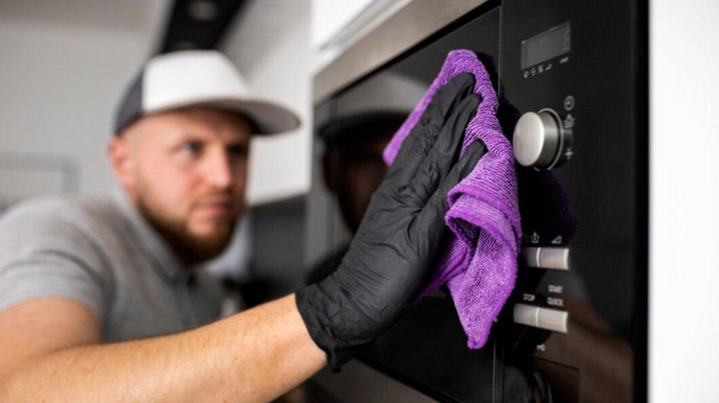 Ilustrasi membersihkan microwave.