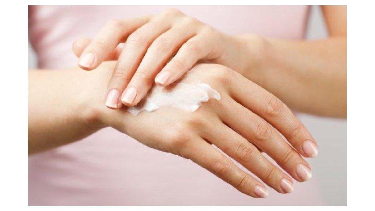 Ilustrasi mengaplikasikan lotion dengan gerakan memijat agar lotion cepat meresap