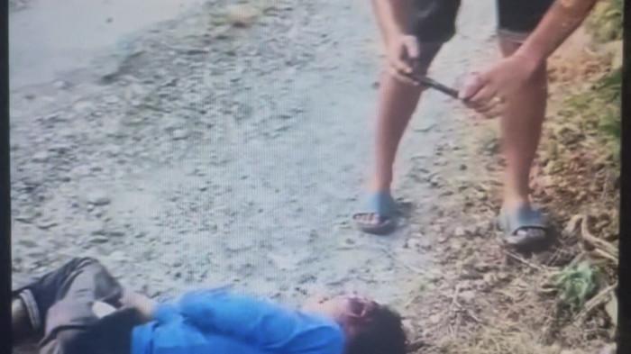 TERKAPAR – Tangkapan layar yang memperlihatkan terduga pelaku berinisial Agus berjalan meninggalkan lokasi sesudah peristiwa duel berdarah yang menyebabkan Samijo (50), warga Desa Perunggahan Kulon, Kecamatan Semanding, Kabupaten Tuban, mengalami luka, Minggu (14/6/2026). 