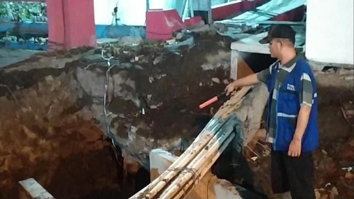 KECELAKAAN - Kondisi dasar gorong-gorong di Jalan Margorejo Indah, Wonocolo, Surabaya Jawa Timur, atau tepat di sisi barat Mal Plaza Marina, yang menjadi lokasi kecelakaan lansia, Jumat (12/6/2026) malam. Keduanya tercebur ke dalam dasar gorong-gorong sedalam sekitar 2,5 meter yang merupakan proyek pemasangan saluran air berbahan beton (box culvert).