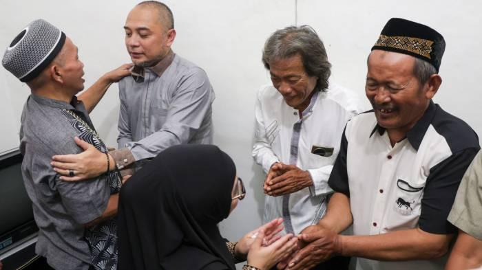 BERDUKA - Wali Kota Surabaya Eri Cahyadi ketika berkunjung ke Jalan Kawatan 7, Bubutan, Surabaya, Sabtu malam (13/6/2026). Di rumah duka ini, kesedihannya tak bisa terbendung mengingat sosok Laila Endriati, korban meninggal dunia akibat insiden kecelakaan terperosok ke dalam lubang proyek saluran air, Jumat (12/6/2026) malam. Terungkap sosok asli korban.