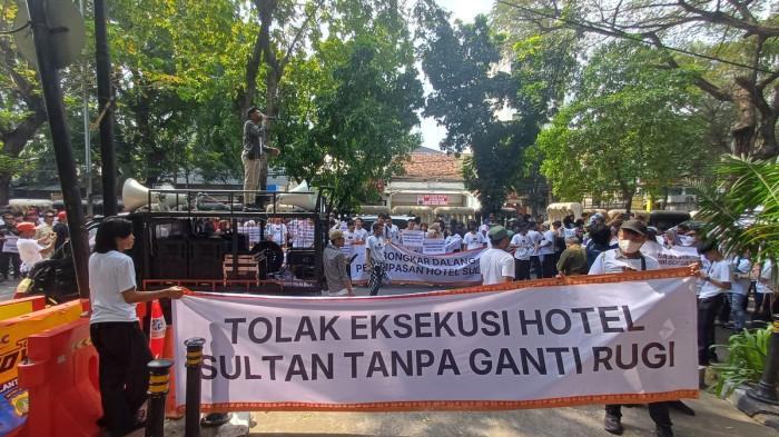 DEMO JAKARTA- Demo menolak rencana eksekusi Hotel Sultan oleh masyarakst sipil yang tergabung dalam Koalisi Sipil Pembela Pribumi tengah berlangsung di depan Pengadilan Negeri Jakarta Pusat, Kemayoran, Jakarta Pusat pada Senin (15/6/2026).(KOMPAS.com/Omarali Dharmakrisna Soedirman)