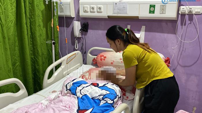 PENGANIAYAAN ANTAR SMP - Kondisi seorang bocah (12) yang kini dirawat di Rumah Sakit Abdul Aziz Kota Singkawang, pada Jumat 22 Mei 2026 usai diduga mengalami pemukulan di bagian kepala dari teman sebayanya. Pihak pelaku hanya dapat menanggung biaya pengobatan Rp2 juta alhasil kasus ini berlanjut ke hukum.