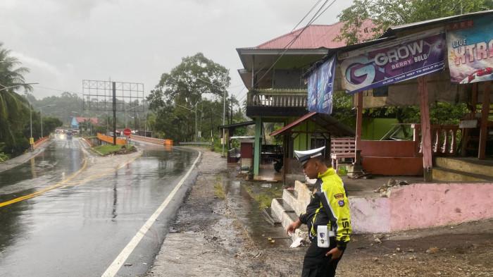 KECELAKAAN LALU LINTAS - Personel Satlantas Polres Padang Pariaman saat melakukan pengecekan ke lapangan usai kecelakaan tunggal mobil Colt Diesel di Jalan Padang-Bukittinggi, Nagari Lubuk Pandan, Kecamatan 2x11 Enam Lingkung, Kabupaten Padang Pariaman, Rabu (17/6/2026). Kanit Gakkum Satlantas Polres Padang Pariaman, Aiptu Welfin Zachky sebut pemicu kecelakaan diduga mobil hilang kendali.