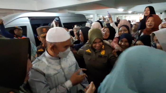 WALI KOTA TARAKAN -Kedatangan Wali Kota Tarakan, dr.H.Khairul usai jalani ibadah haji di Tanah Suci disambut saat tiba di Masjid Baitul Izzah Islamic Center Tarakan Kalimantan Utara, Rabu (17/6/2026).