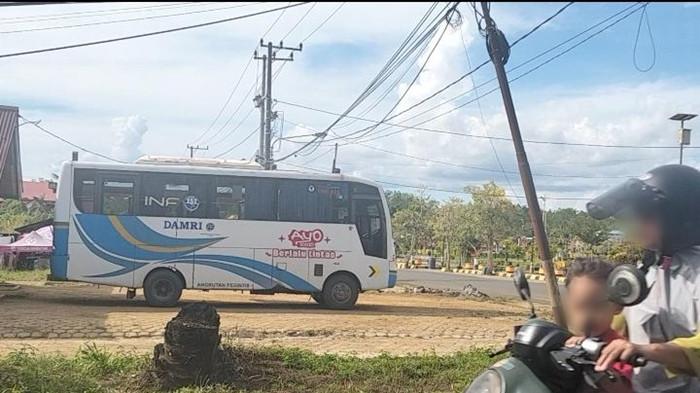 JADWAL DAMRI - Tampak Bus Damri rute KTT-Tanjung Selor yang akan berangkat melalui terminal di Jalan Perintis, Tideng Pale, Kecamatan Sesayap, KTT, Kaltara, pada Kamis (18/6/2026). Catat Jadwal Damri disertai tarif dari Tana Tidung ke Tanjung Selor hari ini.  (TribunKaltara.com / Rismayanti)