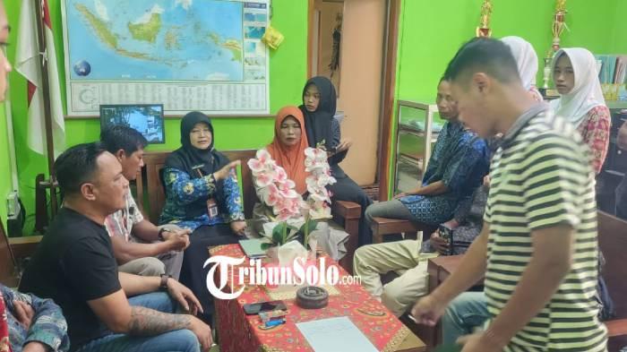 PROTES. Puluhan warga mendatangi SMK Negeri 1 Puhpelem, Wonogiri, Rabu (17/6/2026) karena khawatir anaknya terancam tak tertampung.
