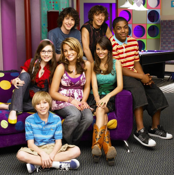 Jamie Lynn Spears (center), clockwise with 'Zoey 101' castmates Paul Butcher, Erin Sanders, Sean Flynn, Matthew Underwood, Christopher Massey and Victoria JusticeCredit: Nickelodeon / Courtesy: Everett Collection