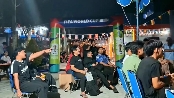 RAYAKAN GOL - Para penonton merayakan gol Joao Neves dari Portugal saat nobar di halaman TVRI Kalteng, Jalan Yos Sudarso, Palangja Raya, Kamis (18/6/2026).