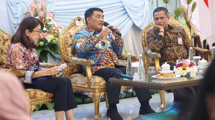 PEMPROV SULUT - Gubernur Sulut Yulius Selvanus Komaling saat melakukan agenda kerja. Berbagai capaian yang diraih Pemerintah Provinsi Sulawesi Utara sepanjang Mei 2026 dinilai bukan sekadar deretan penghargaan, tetapi menjadi indikator bahwa hasil pembangunan mulai dirasakan langsung oleh masyarakat.