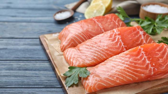 ilustrasi ikan salmon, tergolong ikan berlemak