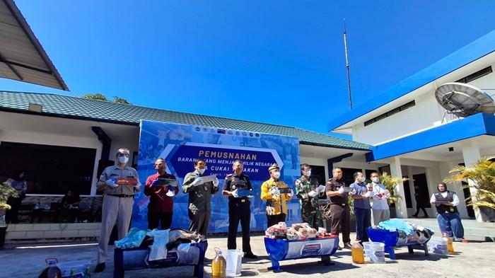 Puluhan ribu batang rokok ilegal ikut dimusnahkan