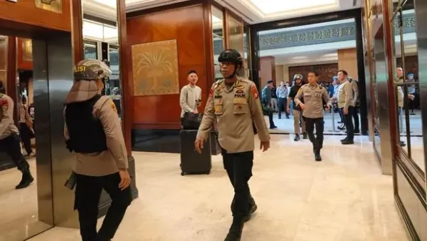 Situasi pengosongan Hotel Sultan pada Kamis (18/6/2026). Terlihat beberapa tamu membawa koper keluar hotel.