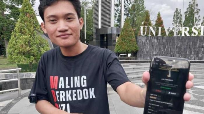 DAPAT PESAN TEROR : Ketua Badan Eksekutif Mahasiswa Universitas Gadjah Mada (UGM) Tiyo Ardianto saat menunjukan teror dalam bentuk pesan yang masuk ke handphonenya, Jumat (13/02/2026).(KOMPAS.COM/YUSTINUS WIJAYA KUSUMA) (Kompas.com)