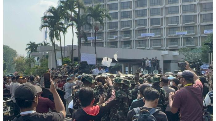 RICUH - Kericuhan pecah saat eksekusi lahan Hotel Sultan di Jakarta Pusat. Massa yang menolak eksekusi mulai melakukan pelemparan ke arah aparat keamanan yang berbarikade di halaman depan, Kamis pagi, 18 Juni 2026. Sejumlah benda terlihat melayang di udara saat suasana semakin memanas. (Igman Ibrahim/Tribunnews.com)