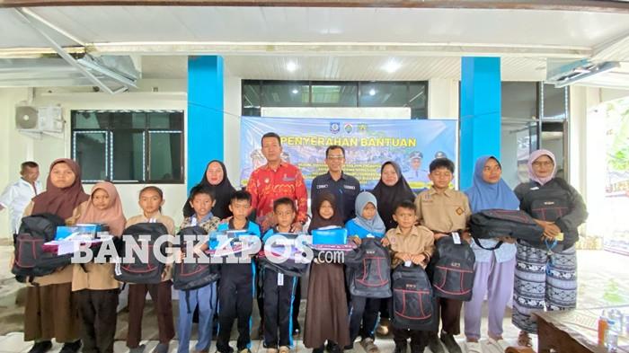 FOTO BERSAMA -- Pj Kepala Desa Bangka Kota, Suhar ketika berfoto bersama usai penyerahan bantuan seragam dan perlengkapan sekolah di kantor desa setempat, Kamis (18/6/2026). Total terdapat 60 orang penerima bantuan guna mencegah angka putus sekolah.