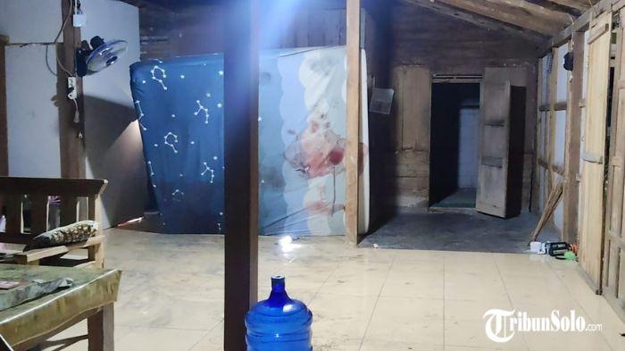 TEMUAN KORBAN - Seorang bocah perempuan berusia 11 tahun ditemukan meninggal dunia dalam kondisi mengenaskan di dalam sebuah rumah di Desa Dawung, Kecamatan Jenar, Kabupaten Sragen, Jumat (5/6/2026). Saat ditemukan, terdapat luka bekas senjata tajam pada tubuh korban.
