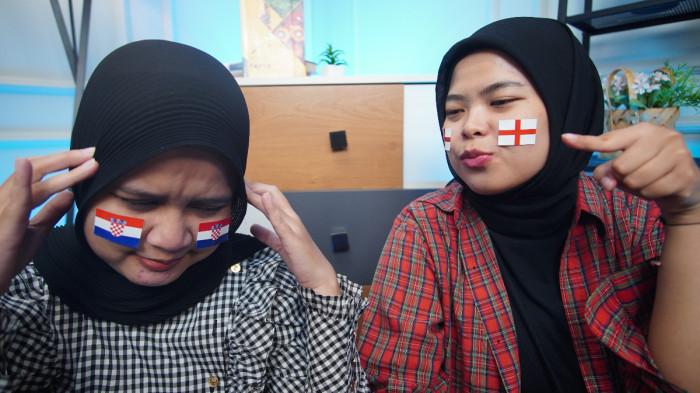 PIALA DUNIA - Wanita asal Magetan mengenakan stiker Inggris di wajah sebagai bentuk dukungan dalam Piala Dunia 2026, di Kota Solo, Jawa Tengah, Senin (16/6/2026). (Tribun-Video.com/Akmal Khoirul Habib)