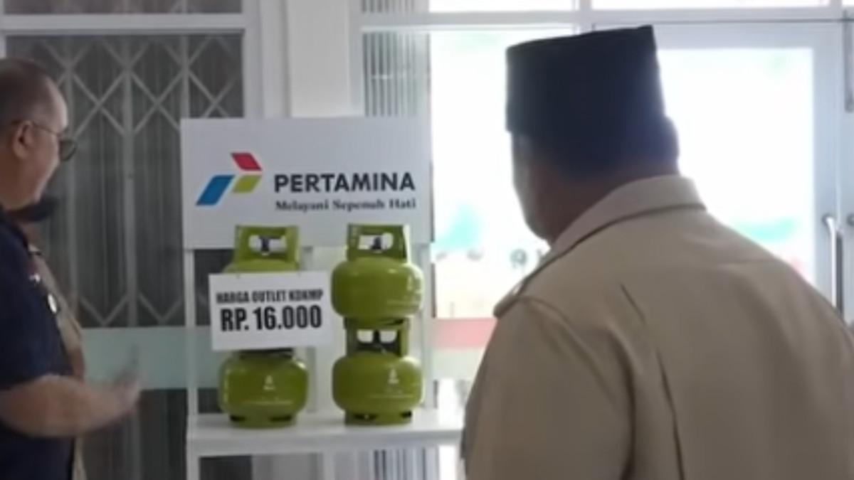 KOPDES MERAH PUTIH - Prabowo meninjau langsung Koperasi Desa Merah Putih (KDMP) di Desa Nglawak, Kecamatan Kertosono, Nganjuk. Prabowo mengecek berbagai kebutuhan pokok yang dijual di koperasi, termasuk LPG subsidi 3 kilogram yang dipasarkan seharga Rp16 ribu per tabung.