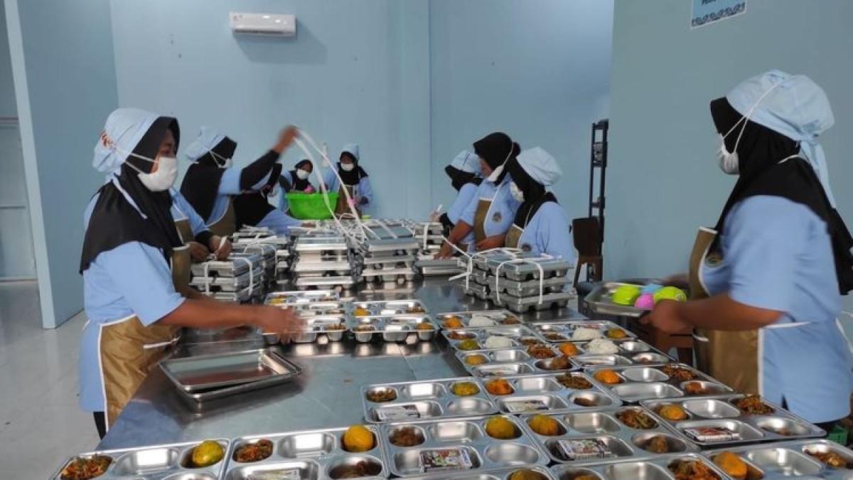 POLEMIK MBG - Proses pengemasan makan bergizi gratis di SPPG Rizky Barokah Desa Mlekang, Kecamatan Karanganyar, Kabupaten Demak, Senin (24/2/2025).