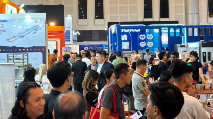 SUASANA PAMERAN - Pengunjung memadati area pameran EastFood Indonesia 2026 di Grand City Convex Surabaya, Kamis (18/6/2026). Pameran industri makanan dan minuman terbesar di Jawa Timur ini menjadi ajang bagi pelaku usaha, UMKM, distributor, dan buyer untuk menjalin kerja sama bisnis serta mencari peluang pasar baru.