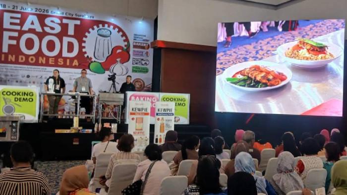 COOKING DEMO - Pengunjung menyaksikan sesi cooking demo dalam rangkaian EastFood Indonesia 2026 di Grand City Convex Surabaya, Kamis (18/6/2026). Berbagai demonstrasi memasak dan baking menghadirkan chef profesional untuk berbagi teknik, inovasi produk, serta inspirasi bagi pelaku usaha kuliner dan UMKM.