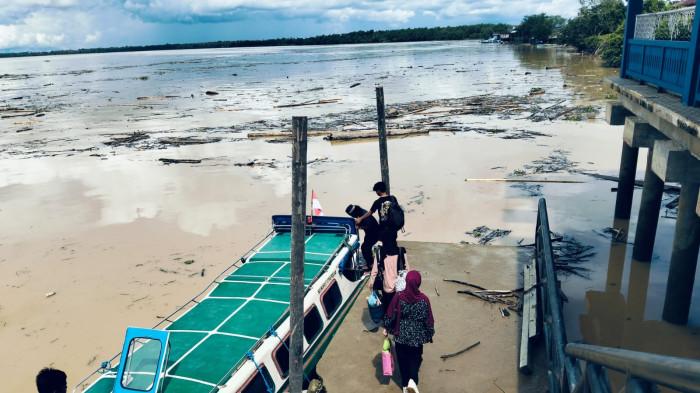 LIMBAH ANCAM EKOSISTEM - Kondisi Sungai Sesayap di Desa Tideng Pale, Kecamatan Sesayap, Kabupaten Tana Tidung, Kaltara yang dipenuhi limbah kayu, gambar diambil Sabtu (22/11/2026). Pencemaran limbah jadi ancaman bagi ekosistem di Sungai Sesayap.