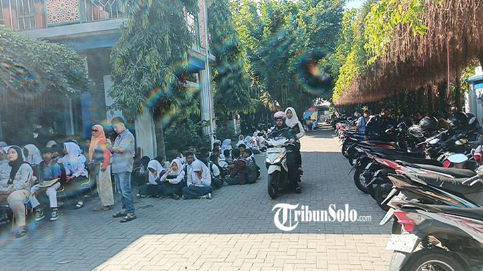 ILUSTRASI - Calon murid SMK dan SMA saat mengantri verifikasi Sistem Penerimaan Murid Baru (SPMB) 2026 di SMA Negeri 1 Ngemplak, Boyolali, Senin (8/6/2026).  Ada beberapa protes dari ortu calon peserta.
