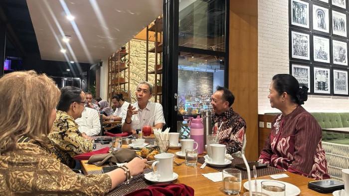 SINERGI - Pertemuan Wali Kota Tomohon Caroll Joram Azarias Senduk dengan Wali Kota Bogor Dedie A. Rachim di Hotel Swiss-Belhotel Bogor, Rabu (17/6/2026). Caroll secara langsung menyampaikan undangan kepada Pemerintah Kota Bogor untuk hadir dan berpartisipasi dalam TIFF 2026.
