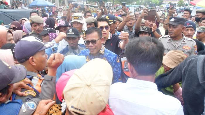 TEMUI MASSA - Bupati Tapanuli Tengah Masinton Pasaribu menemui massa yang melakukan unjuk rasa di depan Kantor Bupati, Rabu (17/6/2026). Massa dalam orasinya menuntut kepastian pencarian jaminan hidup bagi warga terdampak banjir dan longsor di Tapanuli Tengah.