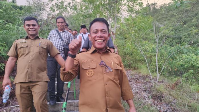 TURUN MAKAM SYEKH MAHMUD - Bupati Tapteng Masinton Pasaribu usai menuruni tangga makam Syekh Mahmud di Barus, Selasa (21/20/2025). Ia pun berbagi tips saat untuk mencapai puncak Makam Papan Tinggi. 