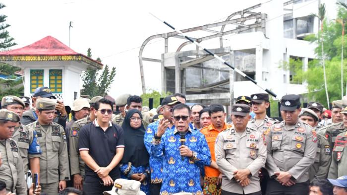 TEMUI MASSA - Bupati Tapanuli Tengah Masinton Pasaribu menemui massa yang melakukan unjuk rasa di depan Kantor Bupati, Rabu (17/6/2026). Massa dalam orasinya menuntut kepastian pencarian jaminan hidup bagi warga terdampak banjir dan longsor di Tapanuli Tengah.