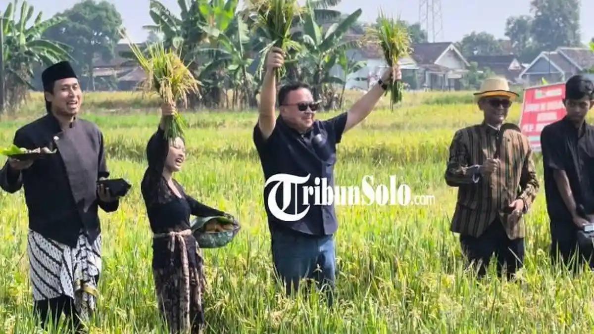 ANTUSIAS - Tradisi Wiwitan digelar petani dan Gen Z bersama pakar ekonomi Rhenald Kasali di persawahan Desa Sribit, Delanggu, Klaten, Kamis (18/6/2026).