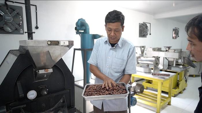 CEK KUALITAS - Pengelola memeriksa kualitas biji kakao hasil fermentasi sebelum masuk ke tahap penggilingan di ruang produksi Rumah Cokelat Bunder, Kapanewon Patuk, Kabupaten Gunungkidul, Daerah Istimewa Yogyakarta.