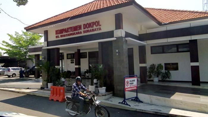 PEMBACOKAN SURABAYA - Seorang remaja berinisial GAD (17) meninggal dunia setelah menjadi korban pembacokan saat konvoi perayaan ulang tahun klub sepak bola di Jalan Sumatera, Surabaya, Jawa Timur pada Rabu (17/6/2026). Kini jenazah korban dibawa ke RS Bhayangkara Surabaya untuk proses visum dan autopsi oleh Tim Inafis Polrestabes Surabaya, guna kepentingan penyelidikan lebih lanjut, Kamis (18/6/2026).