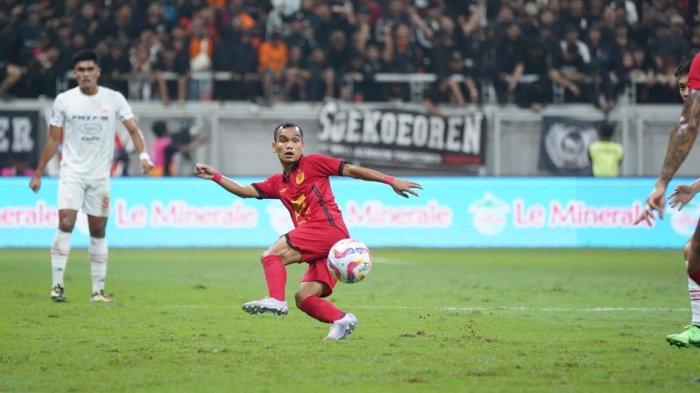 Aksi winger Persija Jakarta, Riko Simanjuntak beraksi di Jakarta International Stadium (JIS), Jakarta Utara.